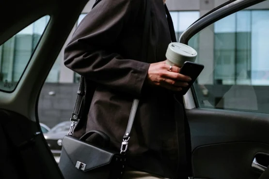 client monte a bord taxi marseille