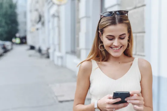 reserver taxi marseille femme sur smartphone